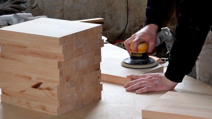 Wybór materiałów ściernych- na jakie czynniki warto zwrócić uwagę?