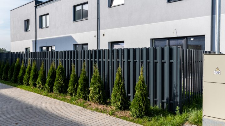 Do czego można wykorzystać sztachety metalowe?