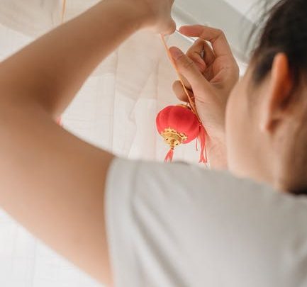 Jak skutecznie zamaskować nieestetyczny karnisz?