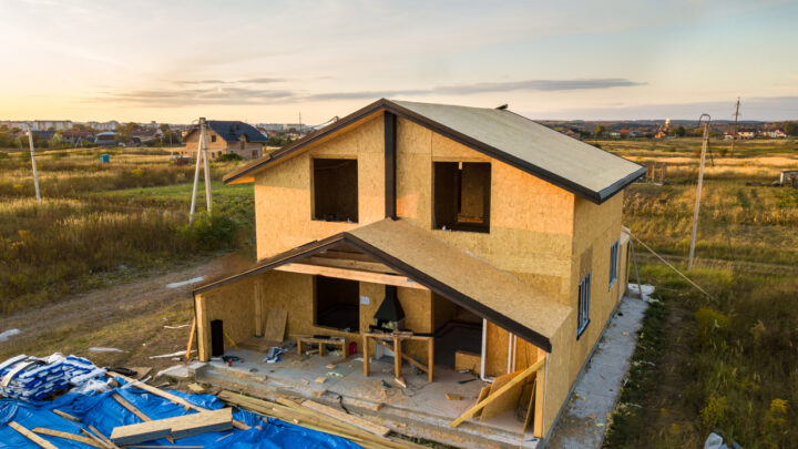 Jak zbudować dom z prefabrykatów i jakie są zalety takiego rozwiązania?
